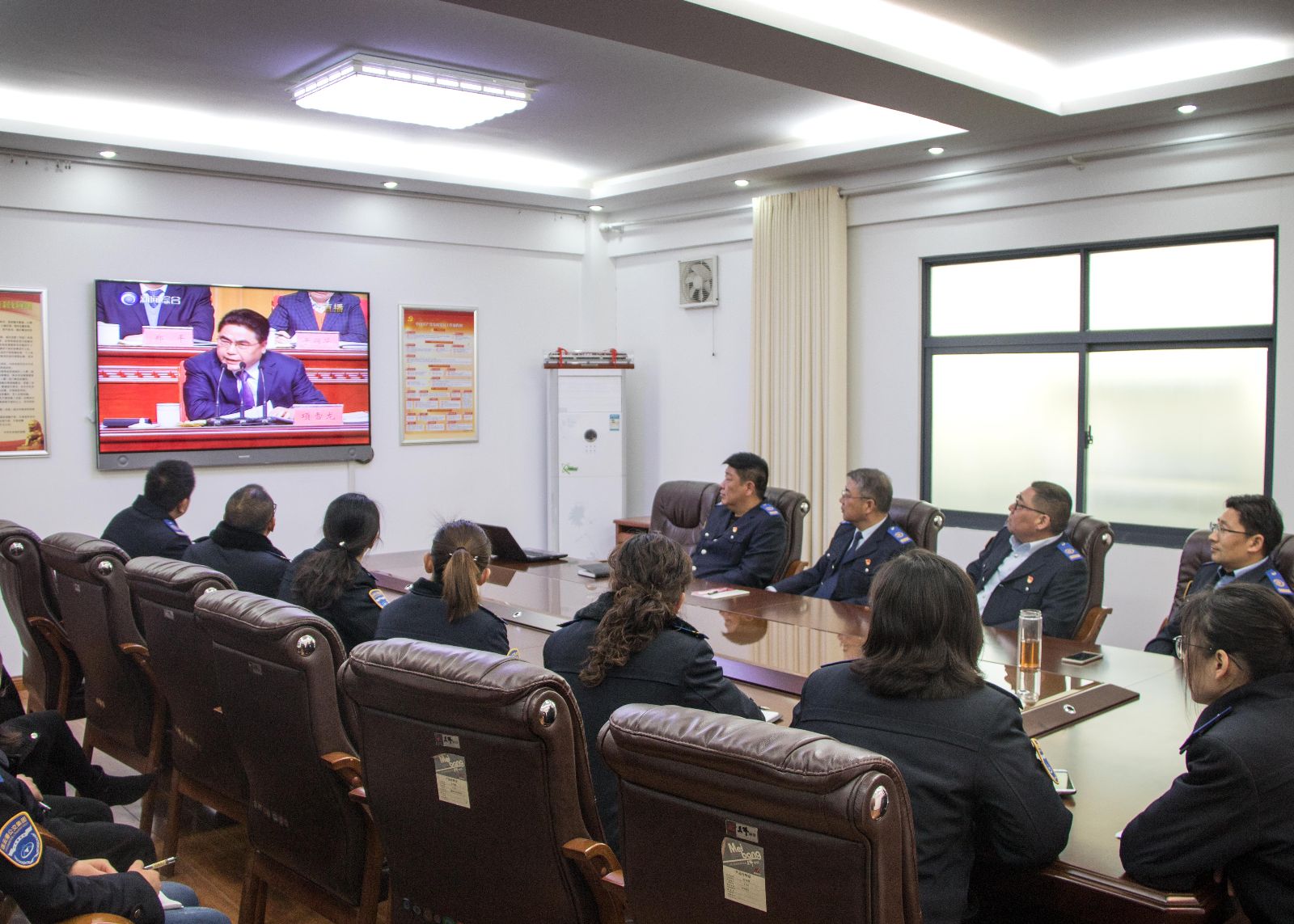 公交集團(tuán)組織員工收看全市“高質(zhì)發(fā)展、后發(fā)先至”動員大會