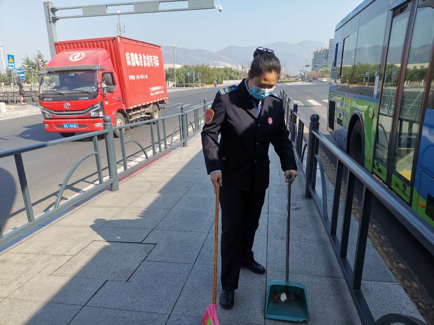 快速公交事業(yè)部站務員沈燕 熱心幫助乘客獲感謝