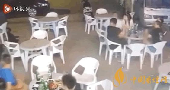 警方通報(bào)小車沖過(guò)夜市撞飛數(shù)人 這一幕太驚險(xiǎn)了！