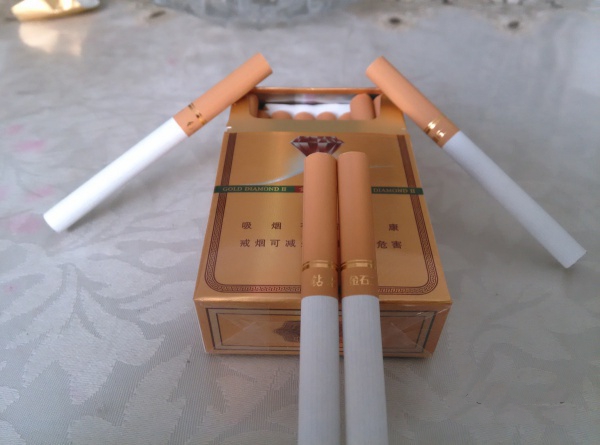 金鉆石煙多少錢(qián)一包 小字版金石二代鉆石香煙價(jià)格15元/包